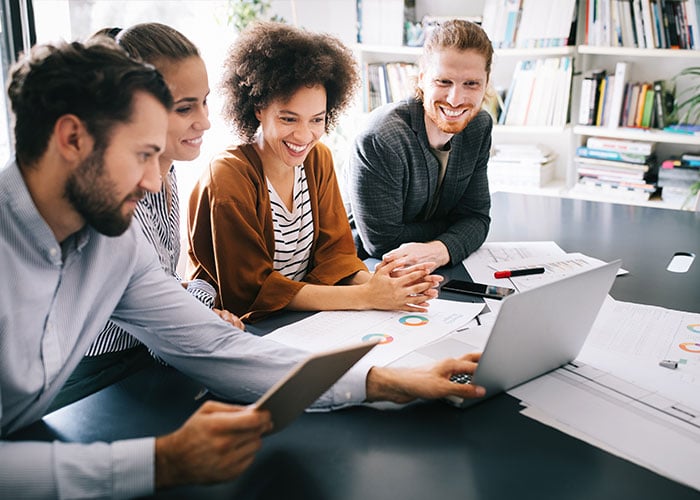 team-meeting-with-computer