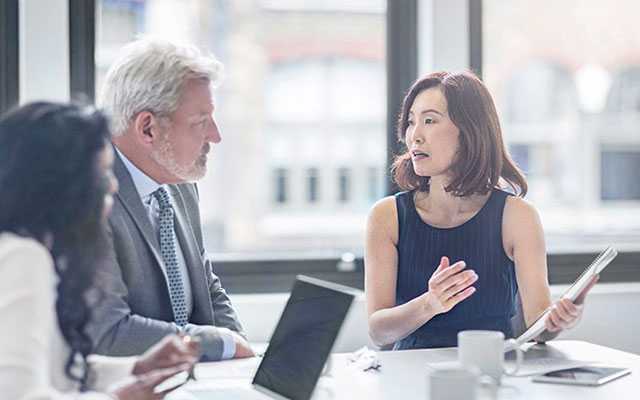 woman-consulting
