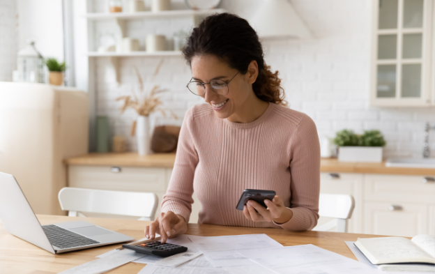 Una persona que paga una factura de servicios públicos