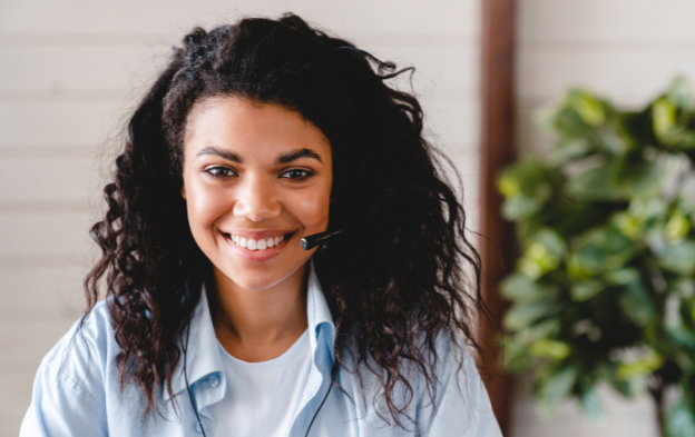 Intérprete con auriculares sonriendo